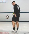 mężczyzna gra w piłkę nożną halową (futsal)