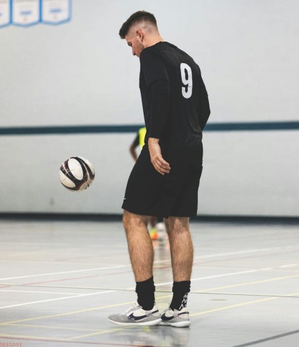 mężczyzna gra w piłkę nożną halową (futsal)